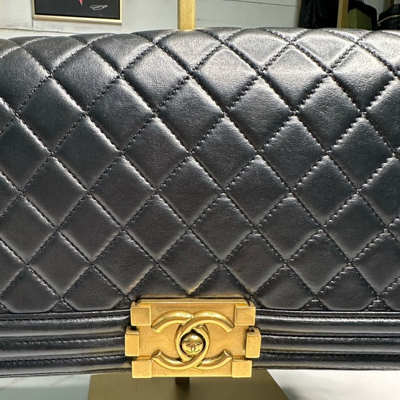 SOLD Chanel Old Medium Boy Bag - Picture 4 of 17